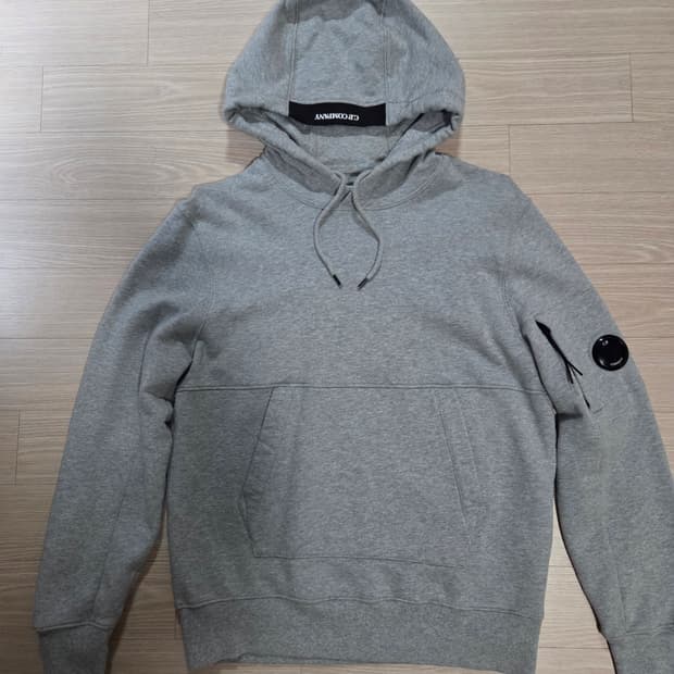 C.P컴퍼니 렌즈 와펜 후드 티셔츠 (M 그레이)