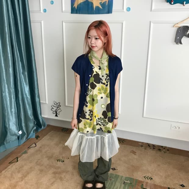 플라워 패턴 원피스에 네이비 레이어드를 더한 괴짜미 히피룩.🍏