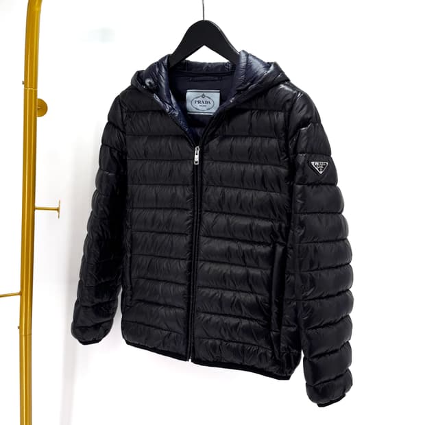 [40사이즈] 프라다 삼각로고 후드 경량패딩 블랙 (292009)