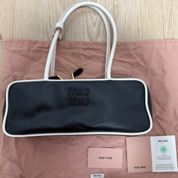미우미우 보 엠보스 로고 레더 토트백