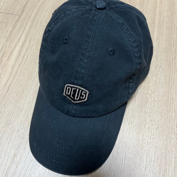 데우스 모자 shield standard dad cap 차콜 색상