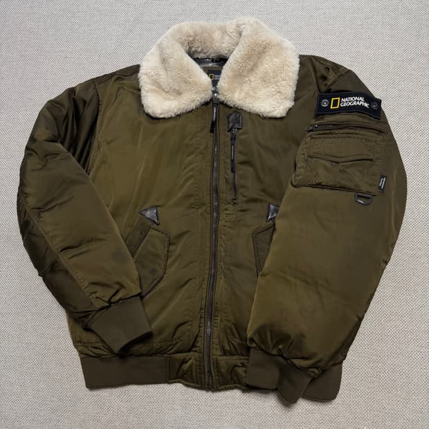 내셔널지오그래픽 넥 트리밍 카키 항공 패딩 자켓