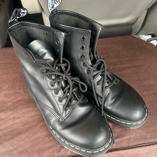 닥터마틴 블랙 화이트 스티치 부츠 270