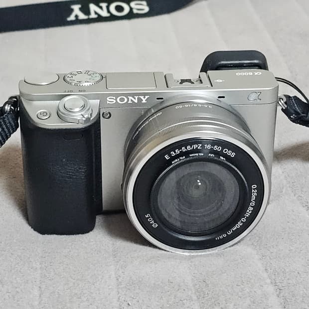 소니 A6000 미러리스 카메라