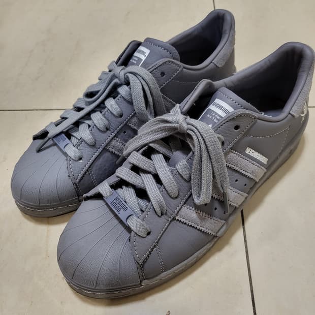 아디다스 x 네이버후드 슈퍼스타 그레이 화이트 275