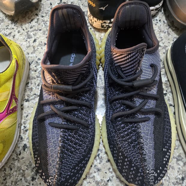 아디다스 이지부스트 v2 카본