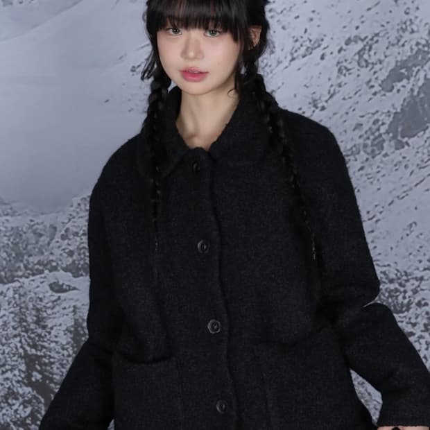 나이엔 라운드 플라켓 숏 코트 블랙