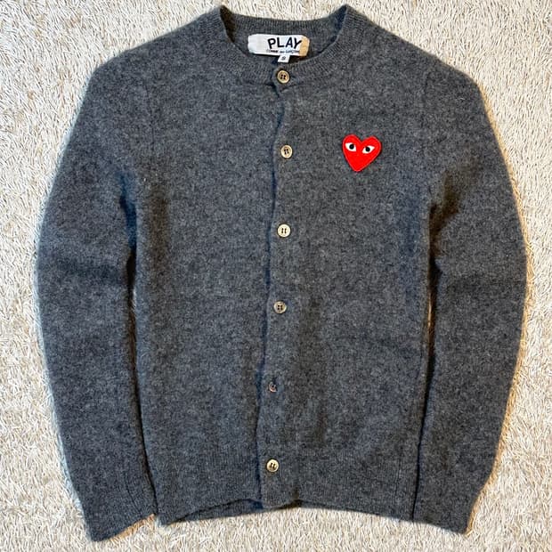 꼼데가르송 레드 하트와펜 울 가디건 그레이