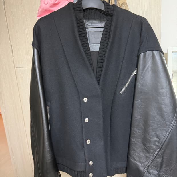 송지오 23fw 바시티 48사이즈 판매합니다.