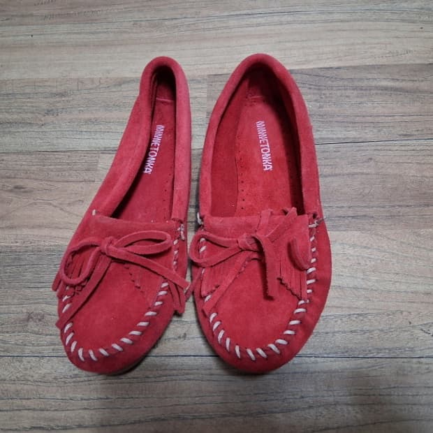 MINNETONKA 빨강색 가죽로퍼 태슬 실 칼발250 미착화
표기는 7