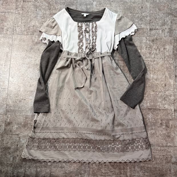 버튼 넥 프릴 디테일 원피스 (+롱 슬리브 티)