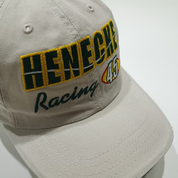 HENECKE 레이싱 45 베이지 자수 볼캡 모자 P2099