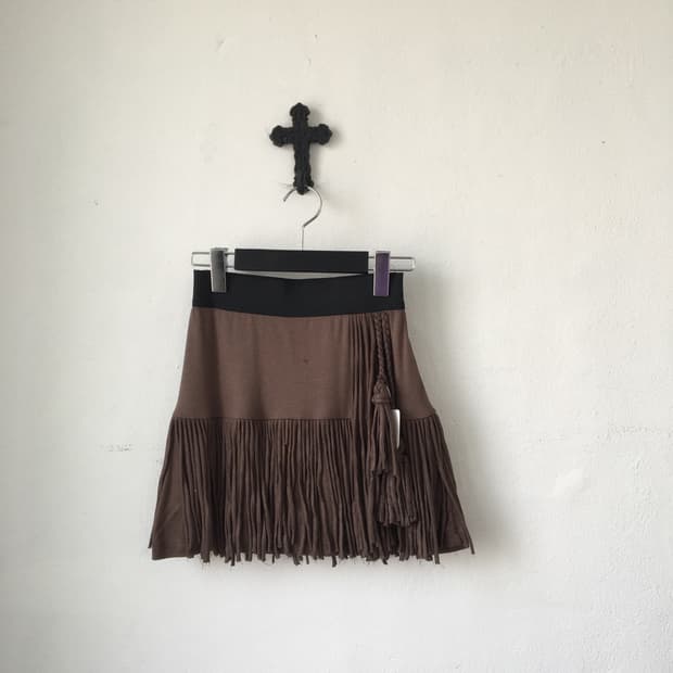 Drop point fringe mini skirt