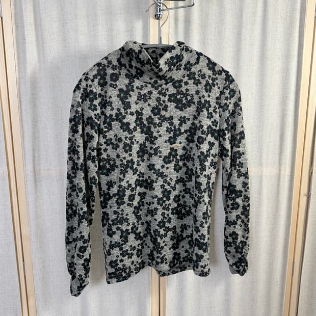 amo-amao-ama 플라워 터틀넥 탑