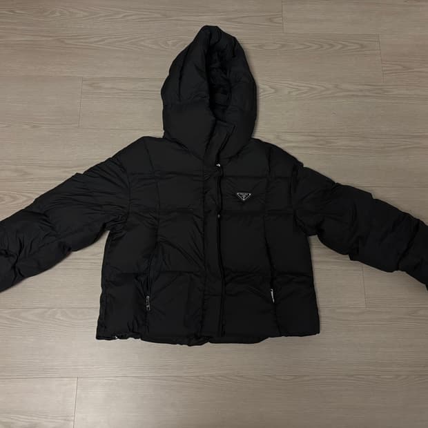 프라다 RE-NYLON 후드 다운 패딩 급처