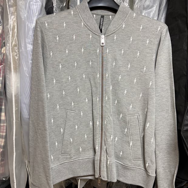 닐바렛 시그니처 스몰 번개 자수 그레이 봄버 재킷