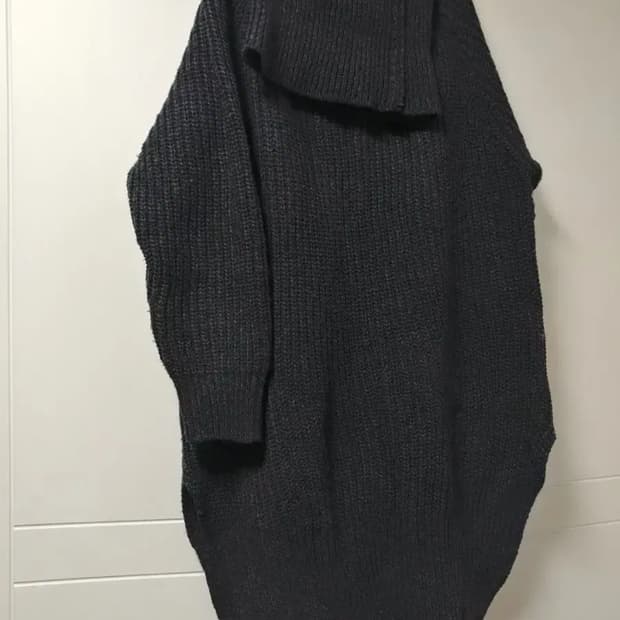 차콜 밑단 트임 터틀넥 니트 원피스