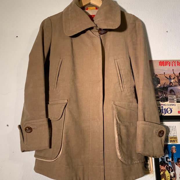 비비안웨스트우드 레드라벨 오브로고 단추 베이지 코트