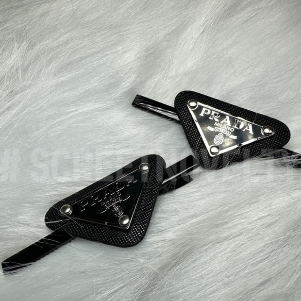 프라다 빅로고 헤어핀 블랙