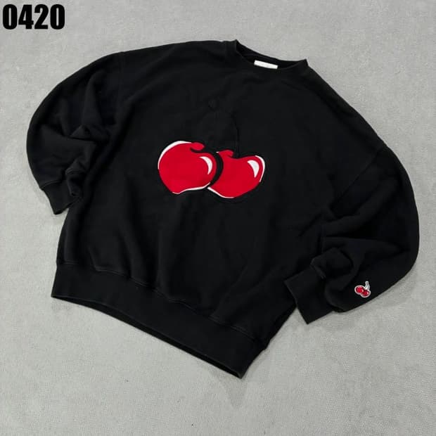 키르시 빅 체리 맨투맨 블랙 1