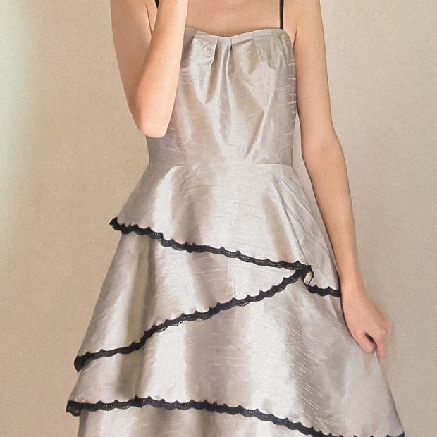 드레스데코 글로시 실버 커브드 티어 드레스