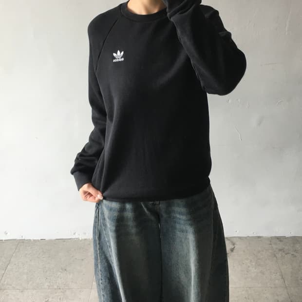 아디다스 자수로고 맨투맨