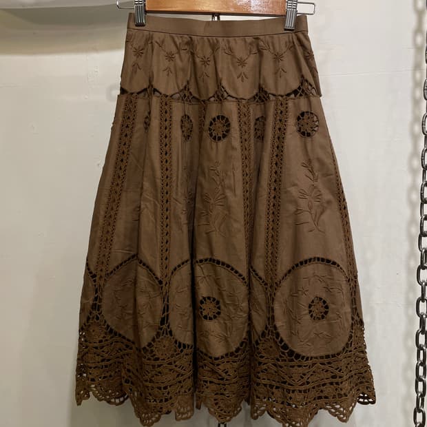 플라워 펀칭 레이스 브라운 스커트