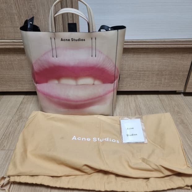 아크네스튜디오 입술 베이커 백 미듐