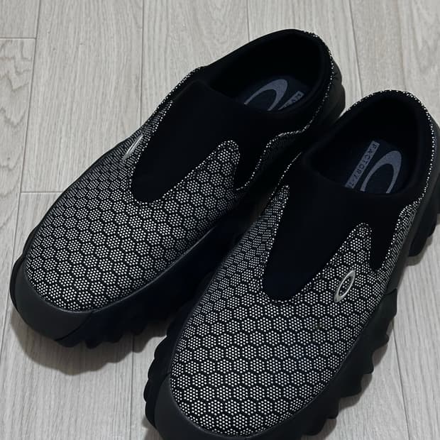 [280] 오클리 팩토리팀 찹쏘우 뮬 허니콤 블랙