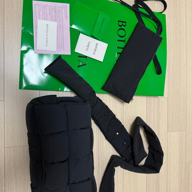 보테가 패딩카세트백 팝니다