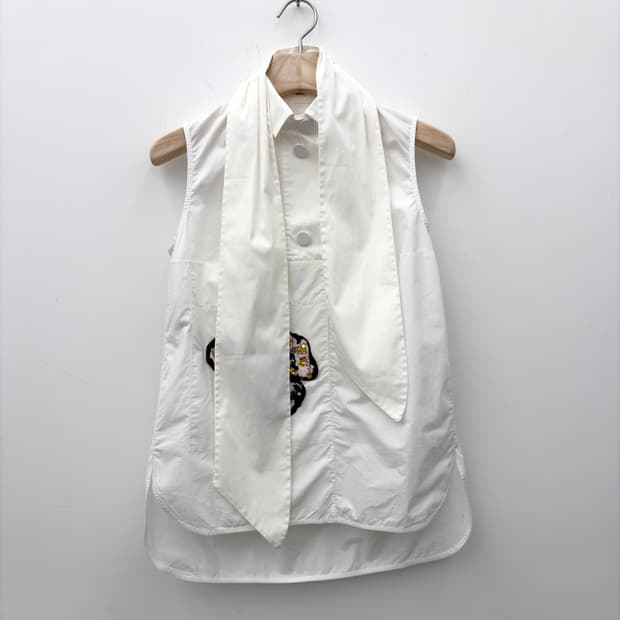 FLOWER DETAIL SLEEVELESS SHIRT