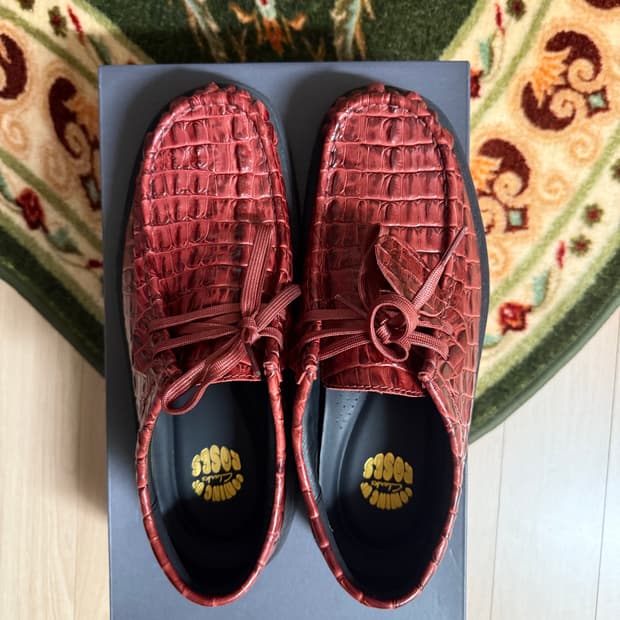 마틴로즈 클락스 엠보싱 드레스업 슈즈