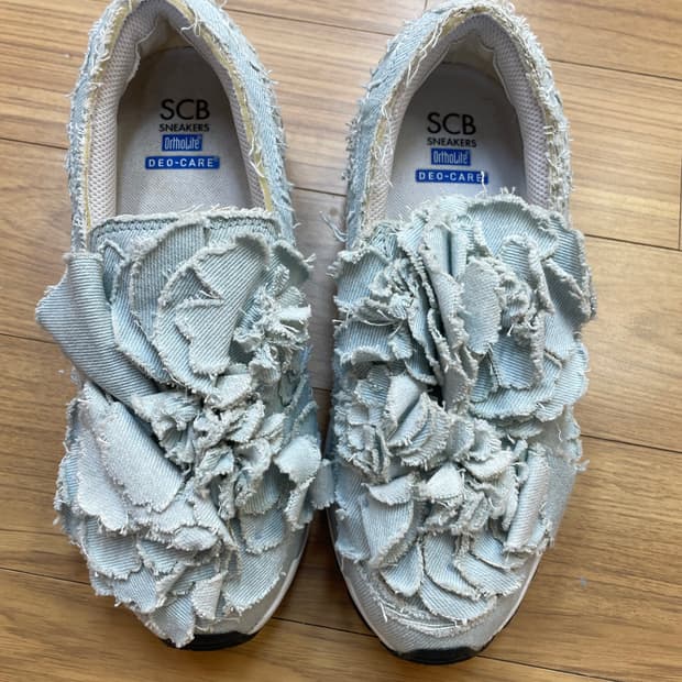 슈콤마보니 플라워 장식 데님 스니커즈입니다
- SCB 스니커즈
- Ort