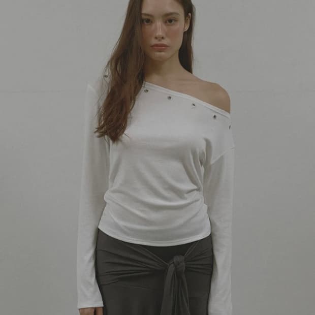 아수라 아일렛 원 숄더 롱 슬리브리스 티셔츠 아이보리