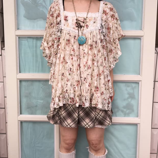 Lace trimming flower pattern blouse