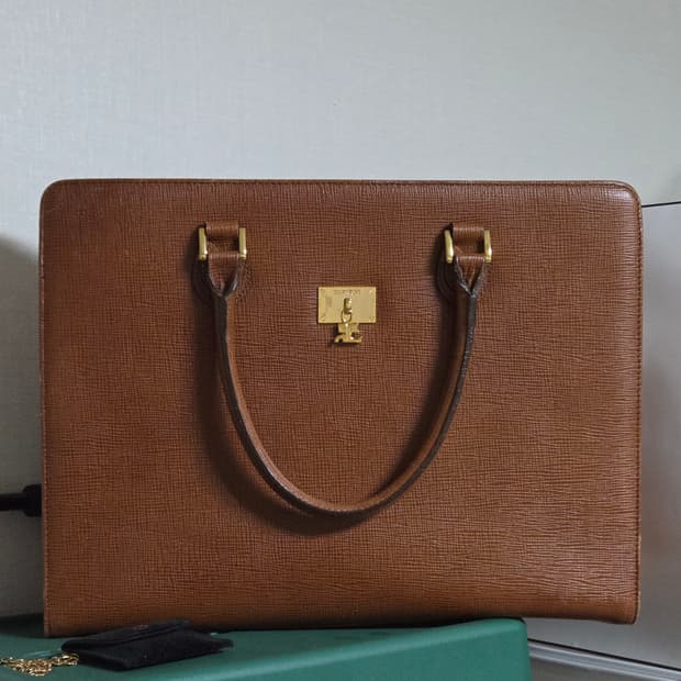 꾸레쥬 금장 브리프케이스