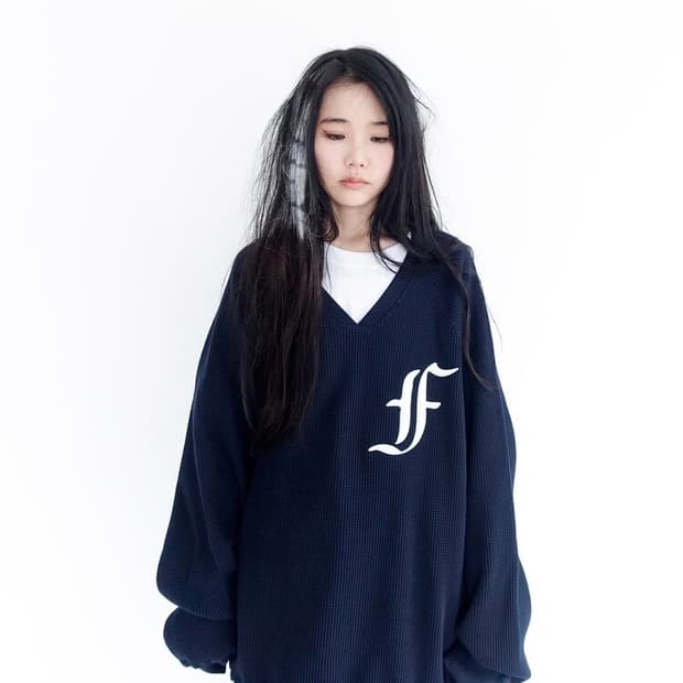 [미시착새제품] 샵페어리 와플 박시 맨투맨 네이비.아일릿 원희 착용