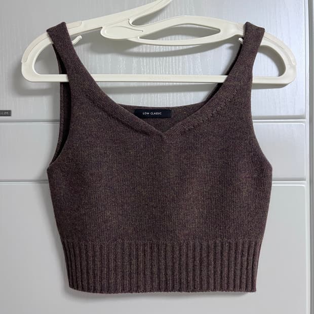 로우클래식 니트 슬리브리스 브라운