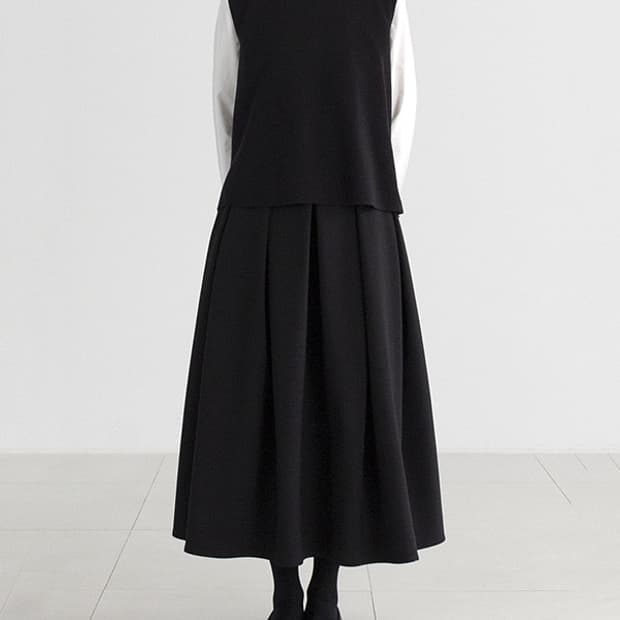 유노이아  Classic Tuck Skirt 새상품