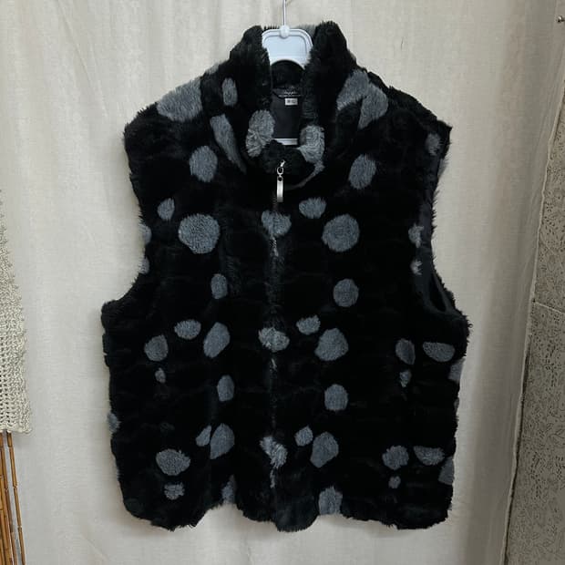 fur sleeveless zip-up
