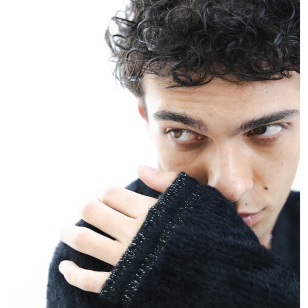 헬렛 x 알렌느 샤기 크롭 브이넥 니트