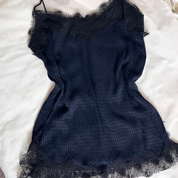 Loose lace sleeveless