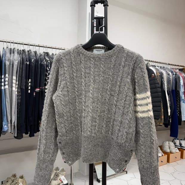 [4] 톰브라운 사선완장 트위스트 케이블 니트