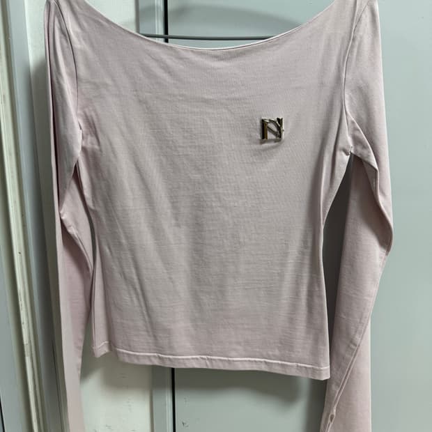 뉴얼린 엠블럼 보트넥 베이비핑크