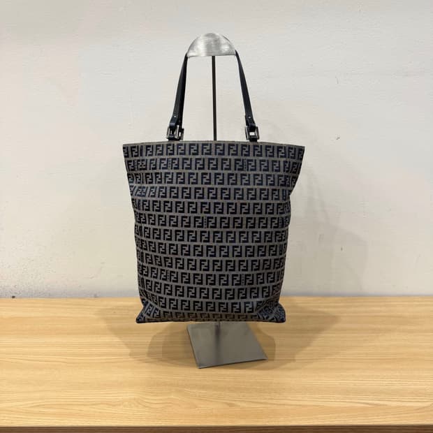 펜디 토트백 FF 주카 로고 패턴 레더 핸들 실버 버클 디테일 블랙