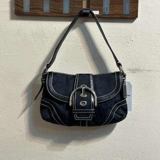 코치 시그니처 버클 숄더백