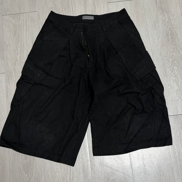 산산기어 버뮤다바지 25ss 팝니다.