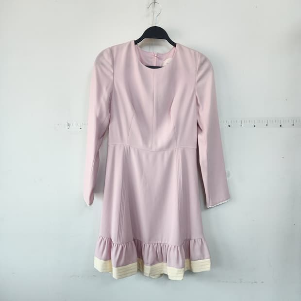 레니볼 핑크색 긴팔 미니 원피스 프릴 장식