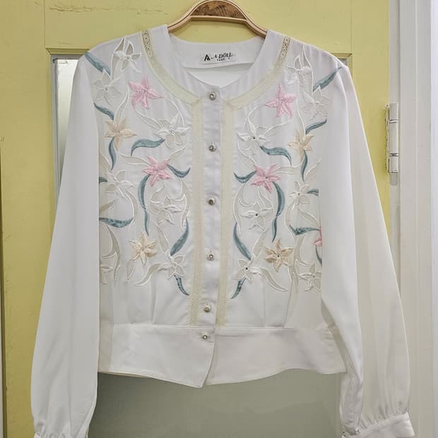 화이트 노카라 자수 블라우스
