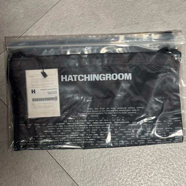 해칭룸 데상트 볼륨 스트링백 메탈릭 차콜